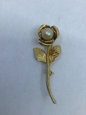 Vtg gold tone faux pearl rose flower brooch
